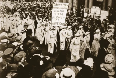 Påhejade av krigssekreteraren: ammunitioners i processionen, från The Illustrated War News, 26 juli 1916
